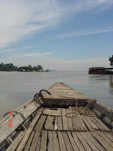 Barcos en el Brahmaputra en Guwahati