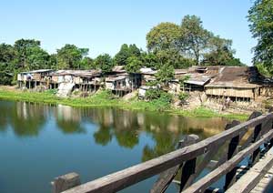 casas cerca de un lago en Majuli