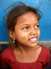 Una niña en el Ashram de Kochrab cerca de Ahmedabad