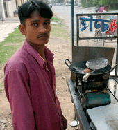 vendedor de hamburguesas en una calle de Haryana