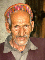 Hombre de la población Gaddi en Dharamkot,