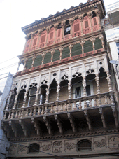 fachada en una calle de Alwar