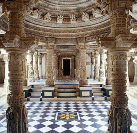 Interior de un templo en Dilwara