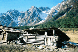 Una pequeña aldea a los pies del Himalaya al norte de Sikkim