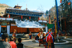 Interpretando el Gumpa durante un festival budista en losar