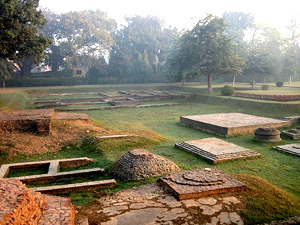 Restos de antiguos templos en Kushinagar