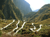 Carreteras de zig-zag en las montañas de Uttarakhand