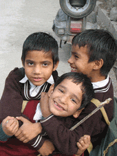 Niños saliendo de un colegio de Rishikesh