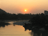 puesta de sol sobre el Ganges en Rishikesh